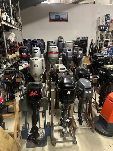 Außenbordmotoren im Lager