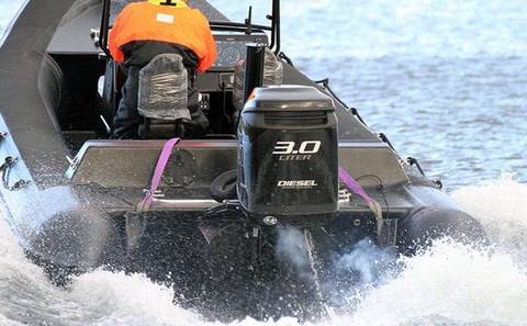 Boot mit Außenborder in Fahrt