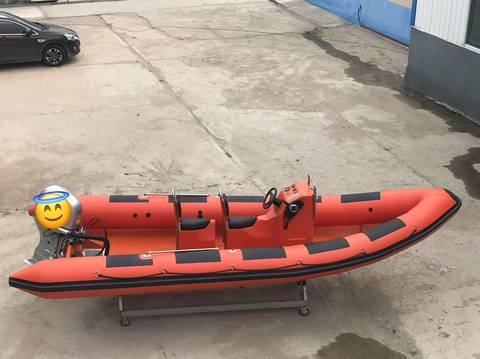 Orange Schlauchboot mit Motor